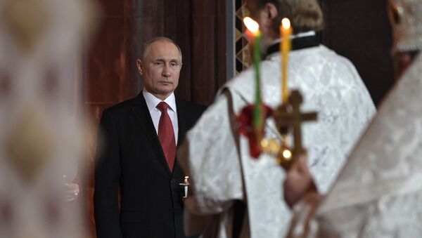 Президент РФ Владимир Путин на праздничном пасхальном богослужении  в кафедральном соборном Храме Христа Спасителя в Москве