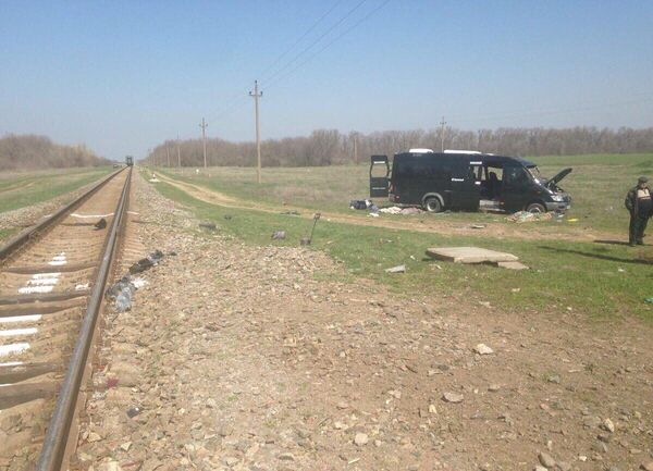 Фото с места столкновения микроавтобуса и электропоезда на железнодорожном переезде под Армянском