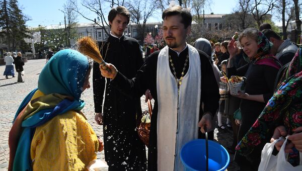Прихожане на церемонии доставки Благодатного огня в Александро-Невском кафедральном соборе Симферополя