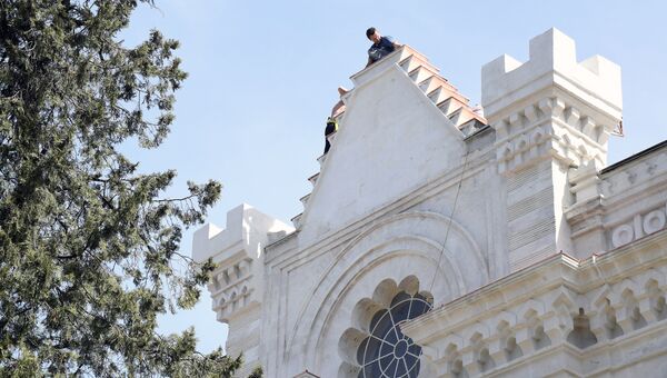 Строители во время реставрационных работ здания караимской кенасы в Симферополе