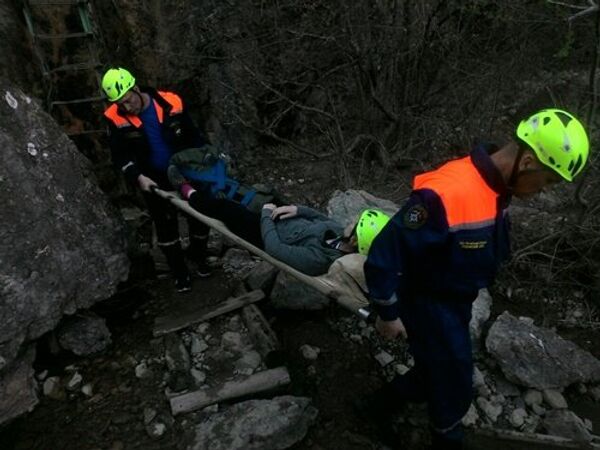 Спасатели эвакуирую пострадавшую туристку в районе села Зеленогорье Спасатели эвакуирую пострадавшую туристку в районе села Зеленогорье