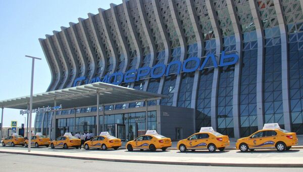 Автомобили такси нового терминала аэропорта Симферополь