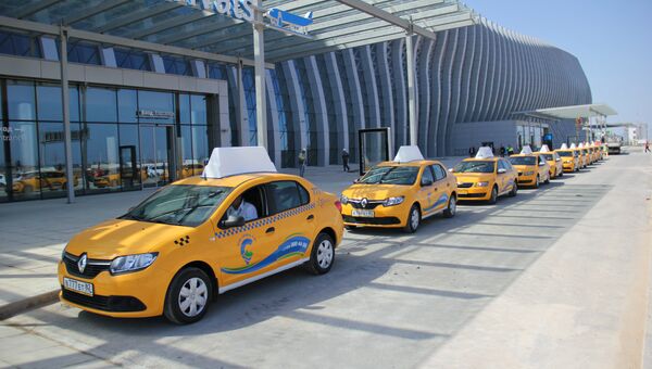Автомобили такси в новом терминале аэропорта Симферополь