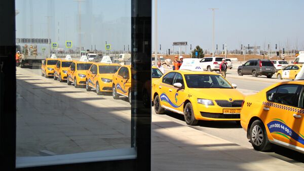 Автомобили такси в новом терминале аэропорта Симферополь