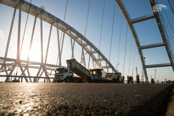 Укладка асфальтобетона на автодорожной арке Крымского моста Укладка асфальтобетона на автодорожной арке Крымского моста