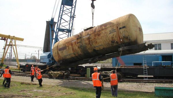 Сотрудники Крымской железной дороги ликвидируют условную аварию на железнодорожных путях