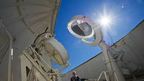 Ведущий научный сотрудник лаборатории физики Солнца, доктор физико-математических наук Валерий Котов во время подготовки к работе башенного солнечного телескопа для спектральных и монохроматических наблюдений в Крымской астрофизической обсерватории РАН в поселке Научный Ведущий научный сотрудник лаборатории физики Солнца, доктор физико-математических наук Валерий Котов во время подготовки к работе башенного солнечного телескопа для спектральных и монохроматических наблюдений в Крымской астрофизической обсерватории РАН в поселке Научный