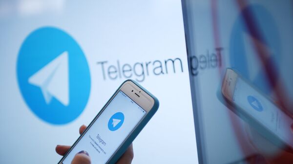 Мессенджер Telegram на экране монитора и телефона. Архивное фото