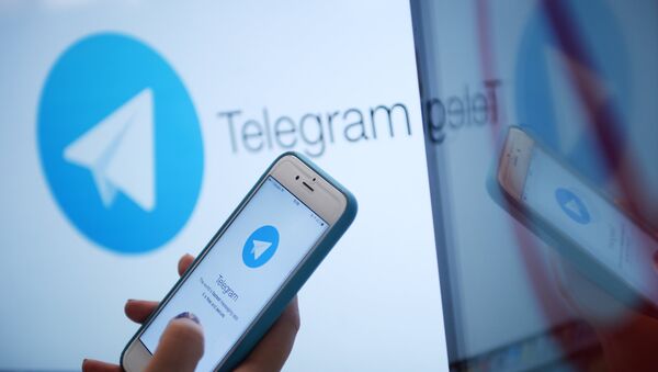 Мессенджер Telegram на экране монитора и телефона. Архивное фото