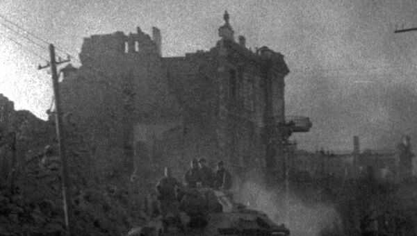 Советские танки входят в Севастополь. Весна 1944 года