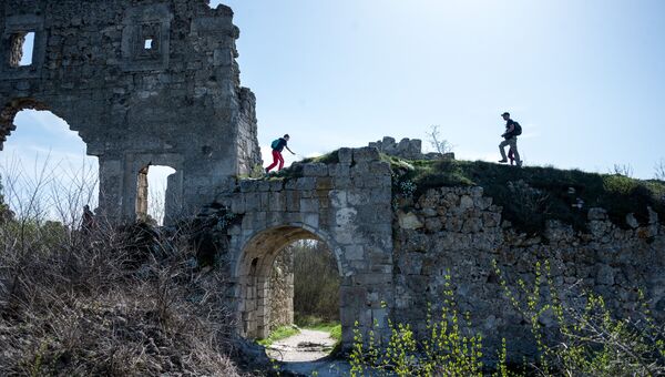 Туристы на территории пещерного города Мангуп (Мангуп-Кале) в Бахчисарайском районе Крыма