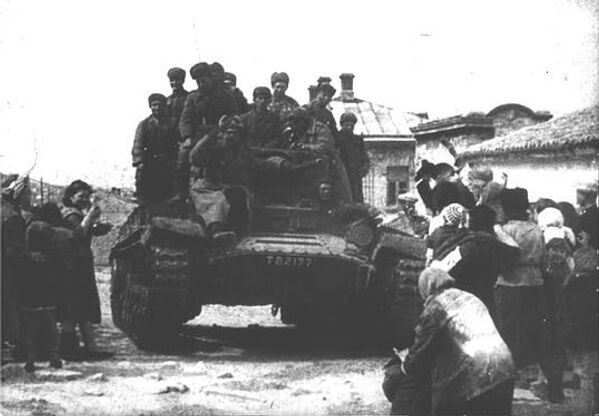 Жители освобожденной от немецко-фашистских захватчиков Феодосии встречают советских танкистов. 13 апреля 1944 года