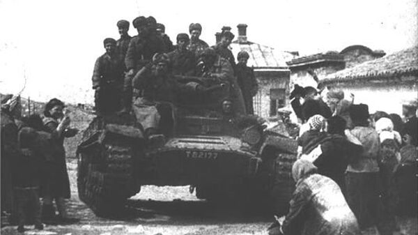 Жители освобожденной от немецко-фашистских захватчиков Феодосии встречают советских танкистов. 13 апреля 1944 года