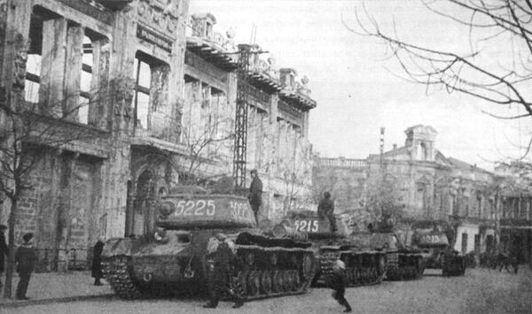 Советские танки на улице в Симферополе. 13 апреля 1944 года