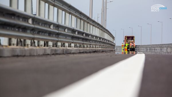 Нанесение разметки на дорожное полотно Крымского моста