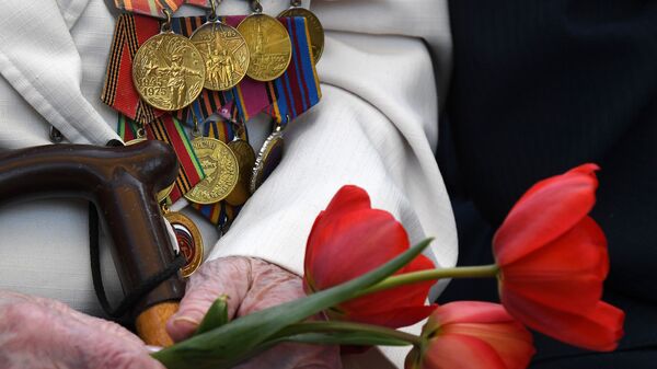 Цветы в руках ветерана Великой Отечественной войны