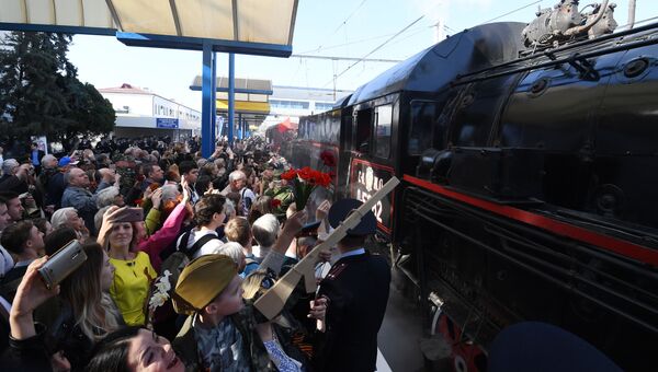 Видео: в Симферополь в 74-ю годовщину освобождения города от немецко-фашистских захватчиков прибыл Поезд Победы