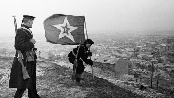 Моряки-десантники водружают на горе Митридат знамя - символ освобождения Керчи от немецких захватчиков