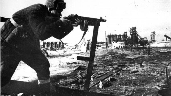 Советский солдат ведет автоматный огонь во время боев за освобождение Керчи. 1944 год