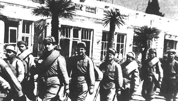 Советские солдаты на набережной Ялты. 1944 год
