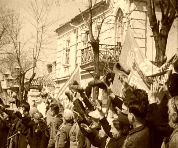 Жители освобожденной Евпатории приветствуют освободителей. 1944