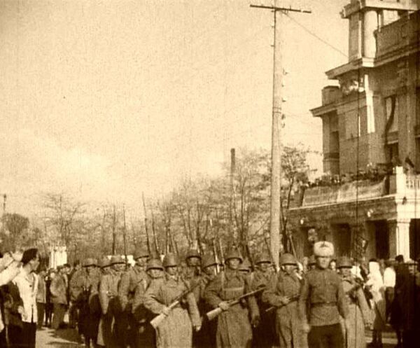 Советские войска маршируют по освобожденной Евпатории. 1944