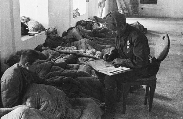 Полевой госпиталь в мечети Ханского дворца в Бахчисарае. 21 апреля 1944 года