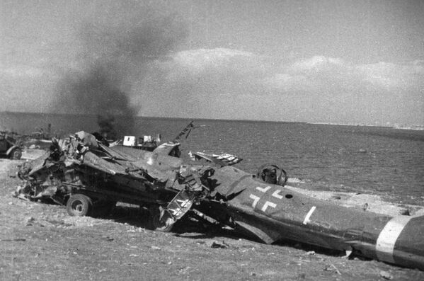 Разгром немецких войск в Севастополе. Осколки немецкого самолета на мысе Херсонес. 1944 год