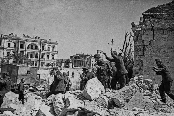 Пленные гитлировцы в Севастополе. Май 1944 года