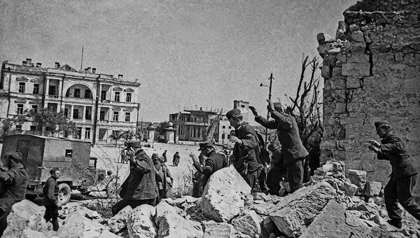 Пленные гитлировцы в Севастополе. Май 1944 года