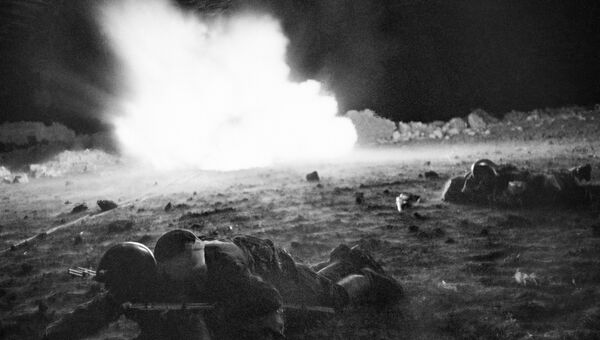 Ночью после боя санитары оказывают помощь раненым бойцам. Крымский фронт, апрель-май 1942 год