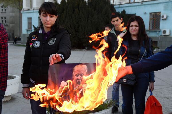 В Симферополе сожгли портреты Дональда Трампа, Терезы Мэй и Эммануэля Макрона В Симферополе сожгли портреты Дональда Трампа, Терезы Мэй и Эммануэля Макрона