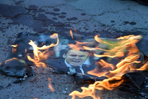 В Симферополе сожгли портреты Дональда Трампа, Терезы Мэй и Эммануэля Макрона