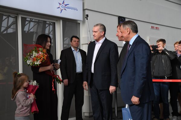 Первые пассажиры прибыли в новый терминал аэропорта Симферополь