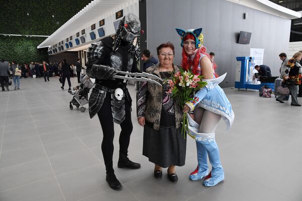 Пассажирка нового терминала аэропорта Симферополь фотографируются с косплеерами в костюмах фантастических героев