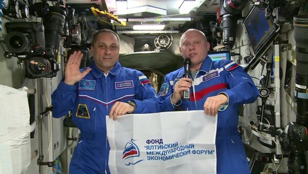 Российские космонавты Антон Шкаплеров (слева) и Олег Артемьев (справа) на борту МКС передали привет госятм ЯМЭФ-2018
