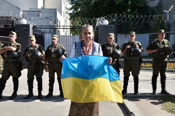 Женщина с флагом Украины. Архивное фото Женщина с флагом Украины. Архивное фото
