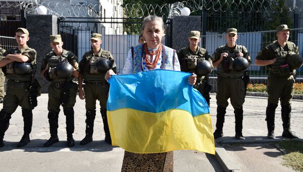 Женщина с флагом Украины. Архивное фото