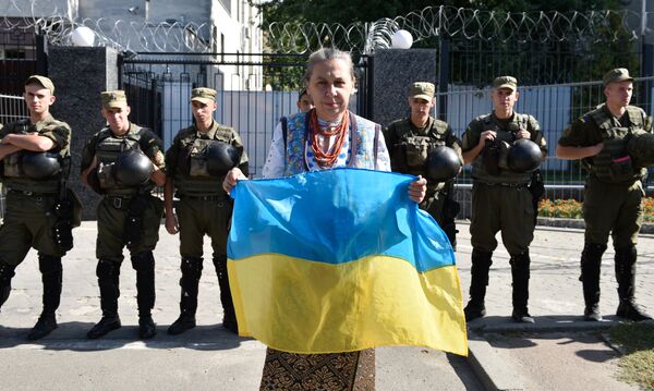 Женщина с флагом Украины. Архивное фото Женщина с флагом Украины. Архивное фото