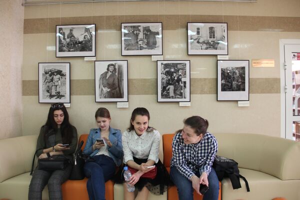 Посетители выставки Эрнесто Че Гевара. Путь Свободы, которая открылась в библиотеке им. Франко в Симферополе Посетители выставки Эрнесто Че Гевара. Путь Свободы, которая открылась в библиотеке им. Франко в Симферополе