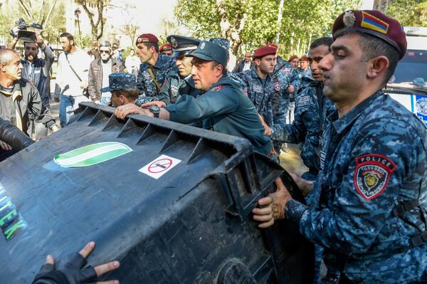 Полиция Еревана пытается заблокировать проход участникам акции протеста Полиция Еревана пытается заблокировать проход участникам акции протеста