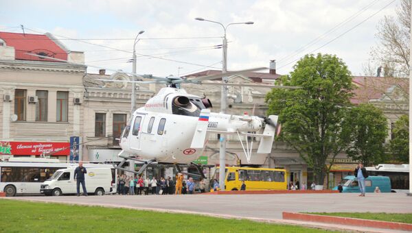 Видео: на центральную площадь Симферополя приземлился вертолет санавиации