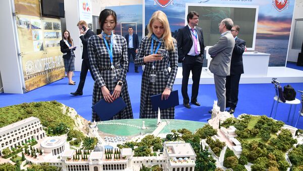 Девушки на выставке Крым - территория успеха на открытии IV Ялтинского международного экономического форума