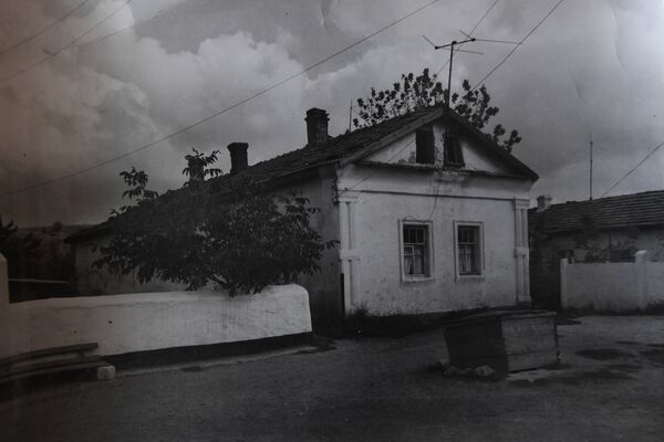Архивное фото одного из первых домов, построенных в селе Мазанка Симферопольского района Архивное фото одного из первых домов, построенных в селе Мазанка Симферопольского района