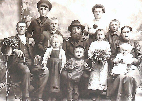 Фото начала XX века: потомки русских переселенцев в село Мазанка Симферопольского района Фото начала XX века: потомки русских переселенцев в село Мазанка Симферопольского района