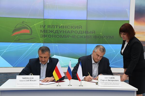 Глава Республики Крым Сергей Аксенов и президент Южной Осетии Анатолий Бибилов подписывают соглашение о сотрудничестве между регионами