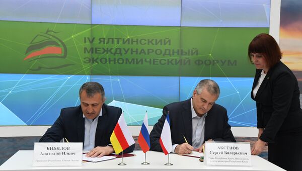 Глава Республики Крым Сергей Аксенов и президент Южной Осетии Анатолий Бибилов подписывают соглашение о сотрудничестве между регионами