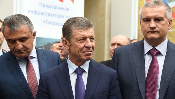Заместитель председателя правительства РФ Дмитрий Козак (в центре) и глава Республики Крым Сергей Аксенов на IV Ялтинском экономическом форуме