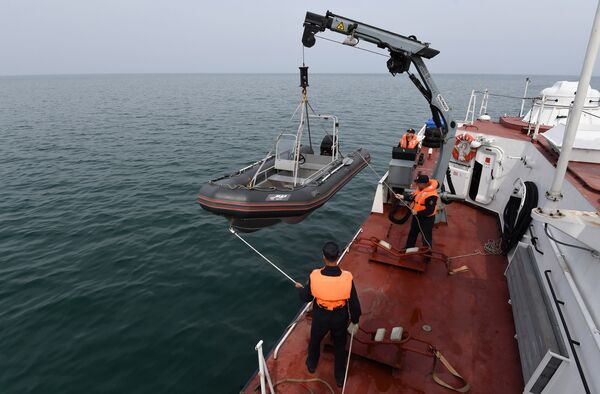 Спуск на воду надувного катера с пограничного сторожевого корабля Крым Спуск на воду надувного катера с пограничного сторожевого корабля Крым