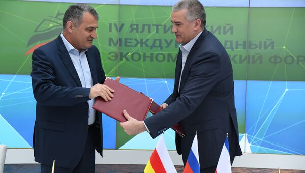Глава Республики Крым Сергей Аксенов и президент Южной Осетии Анатолий Бибилов во время подписания соглашения о сотрудничестве между регионами